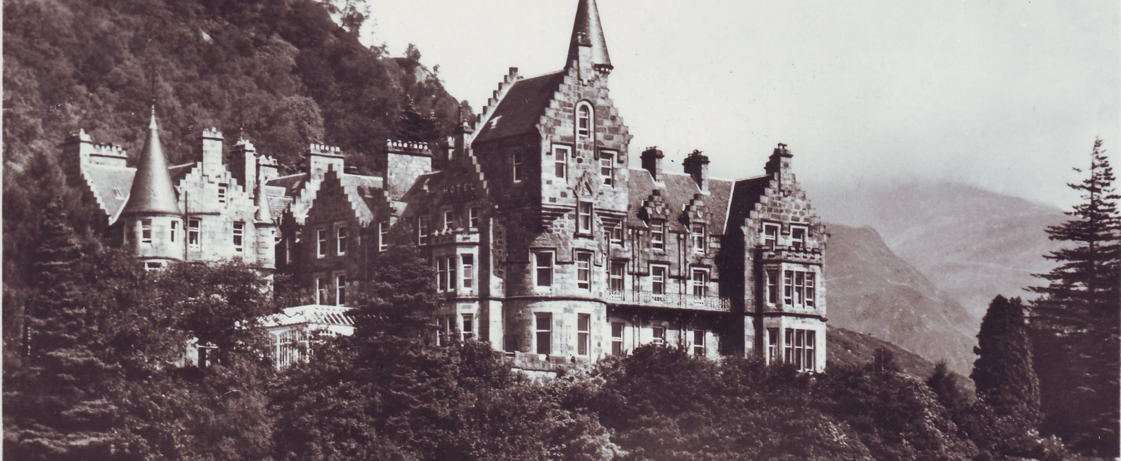 An old black and white photograph of Loch Awe hotel from the beginning of the last century